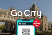 Dublin All-Inclusive Pass weergegeven op een smartphone met de kathedraal van Christchurch op de achtergrond