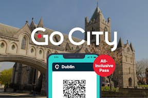 Dublin All-Inclusive Pass exibido em um smartphone com a catedral de Christchurch ao fundo