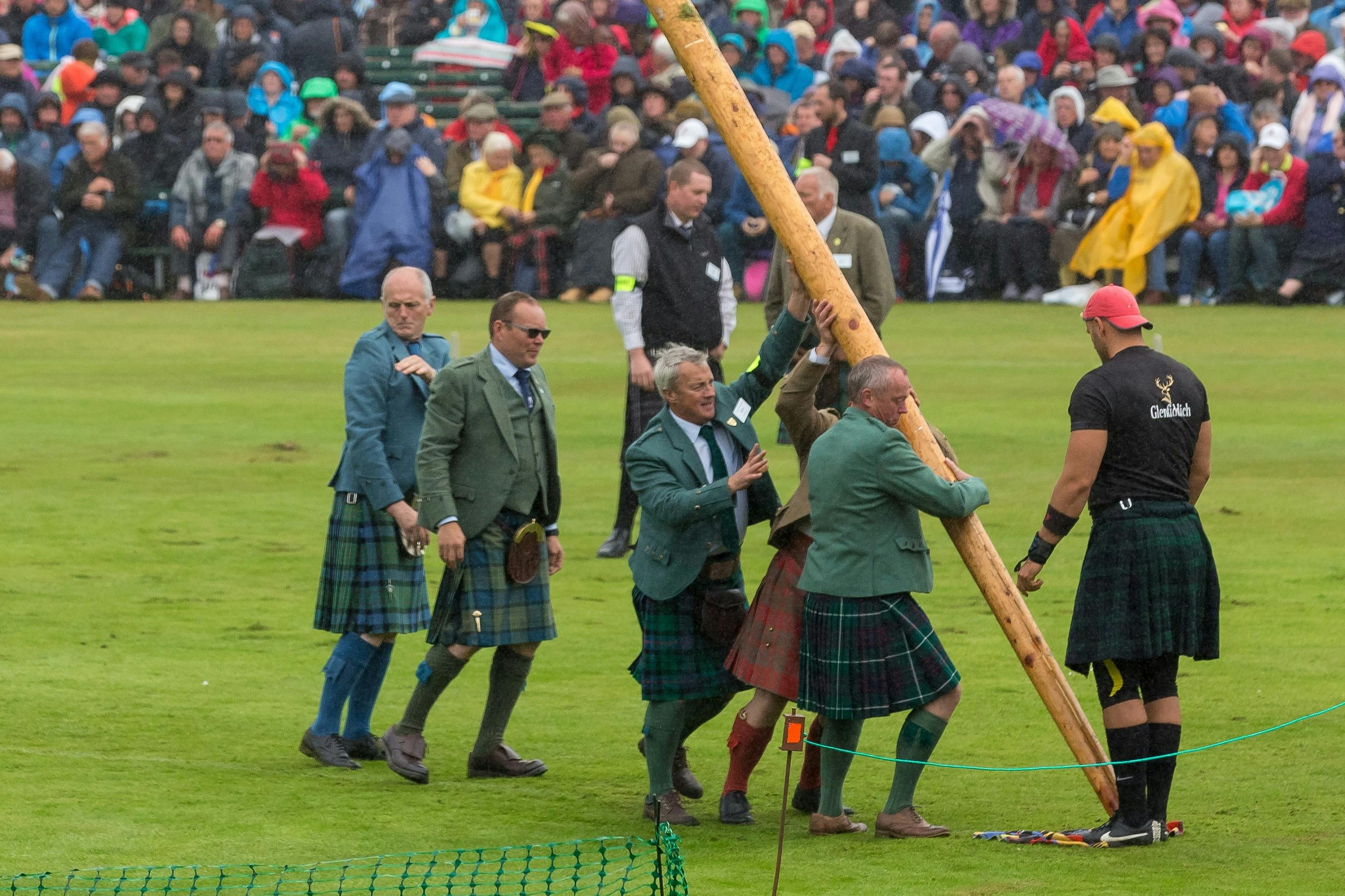 Highland Games - Ένα σπαθί παραδίδεται σε έναν διαγωνιζόμενο για να το πετάξει.