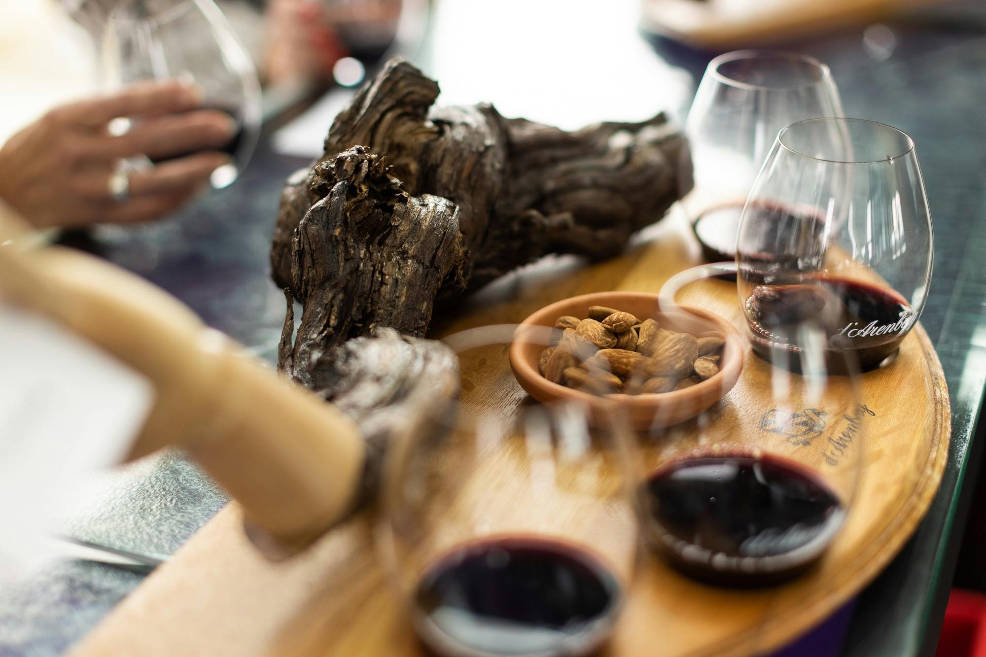 Η φράση "Διάκριση νεκρού βραχίονα" είναι ήδη στα αγγλικά, οπότε δεν υπάρχει ανάγκη μετάφρασης.