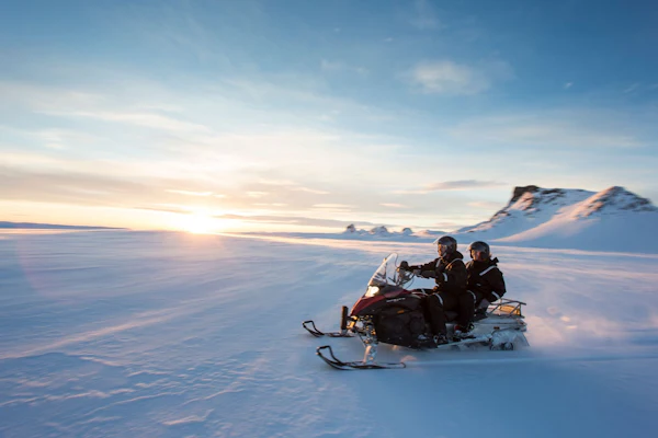Golden Circle & Langjökull: rondleiding vanuit Reykjavík + tocht op een ...