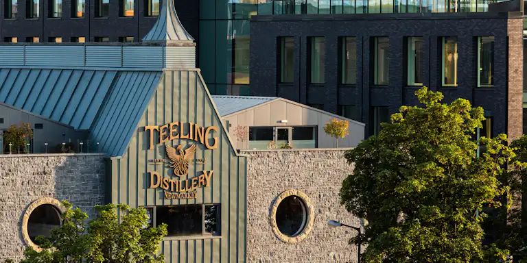 Фасад вискикурни Teeling