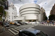 Una foto de l'edifici Guggenheim a Nova York des de l'exterior