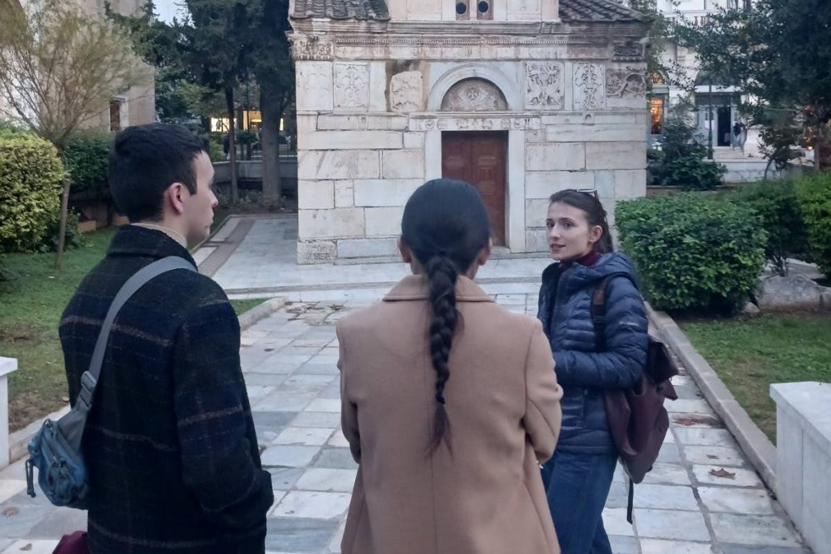 Ο ξεναγός μας κάνει μια παρουσίαση κοντά στην περιοχή της Πλάκας.