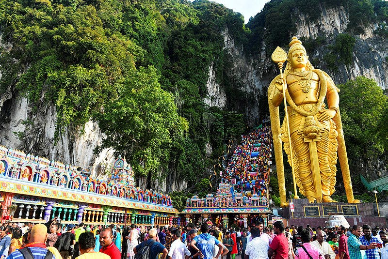 Image of the gold statue at the entrance to the Batu Caves