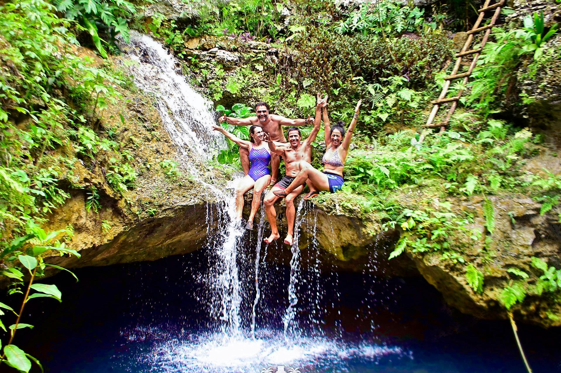 세노테의 작은 폭포에서 인생샷 찍기