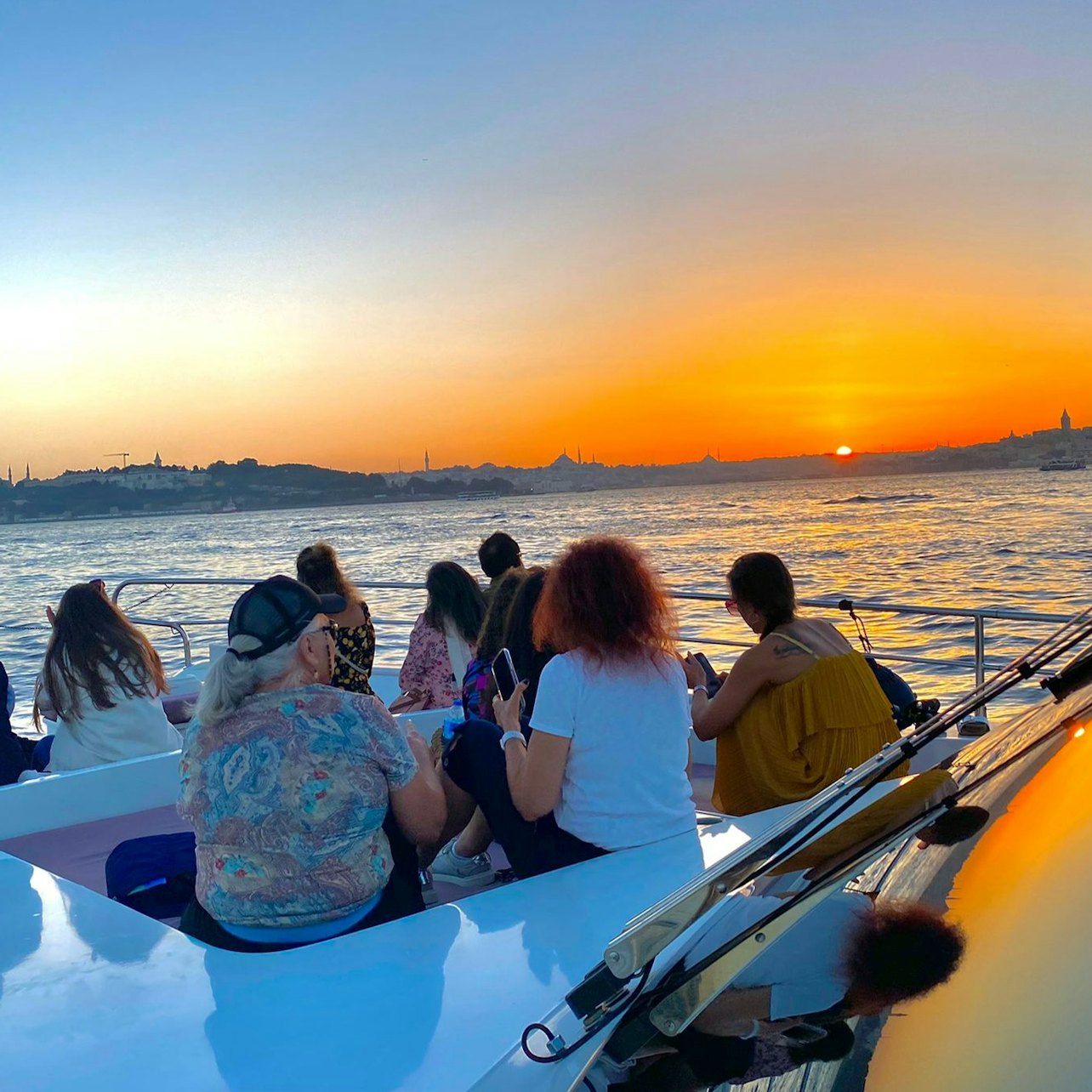 Istanbul: Bosphorus Sunset Yacht Cruise with Snacks in Istanbul β Tiqets