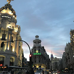 Metropolbyggnad på kvällen