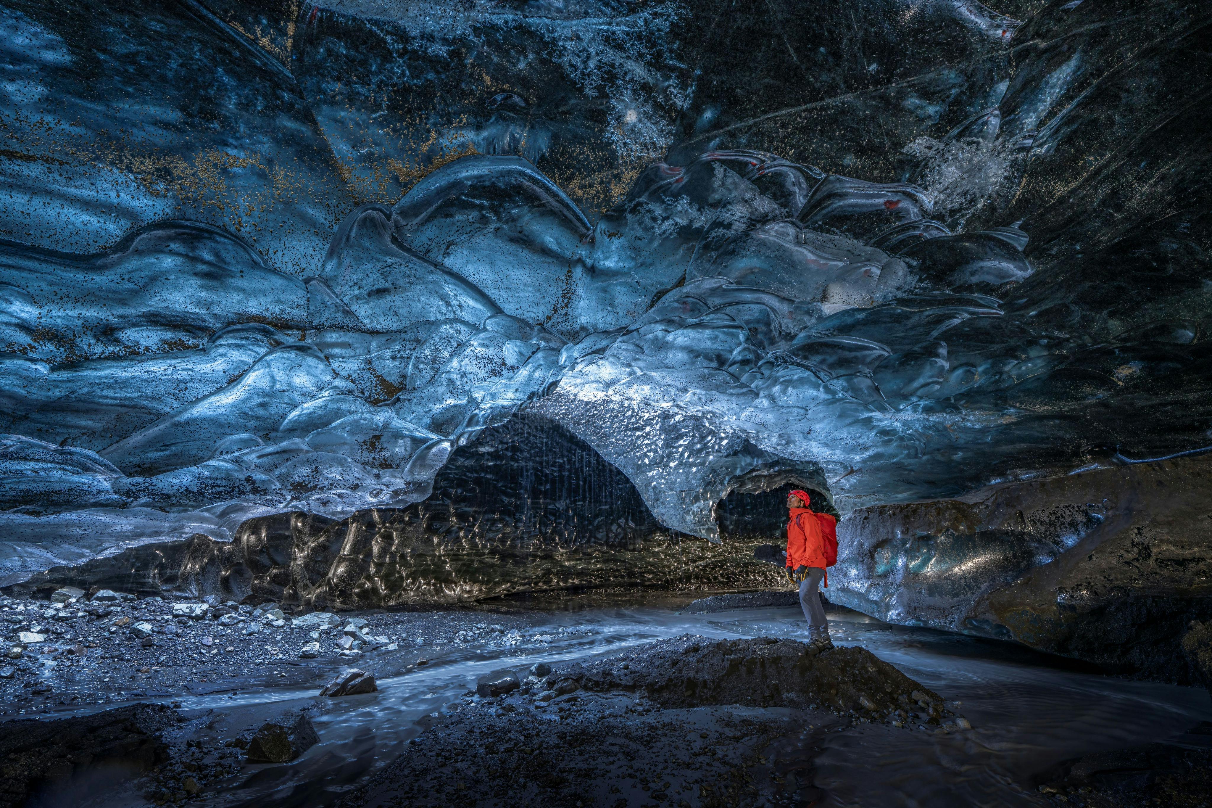 Jökulsárlón: Small Group Guided Ice Cave Tour + Roundtrip Super Jeep Ride