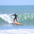 Montar uma onda verde vítrea durante uma aula particular de surf intermediada.