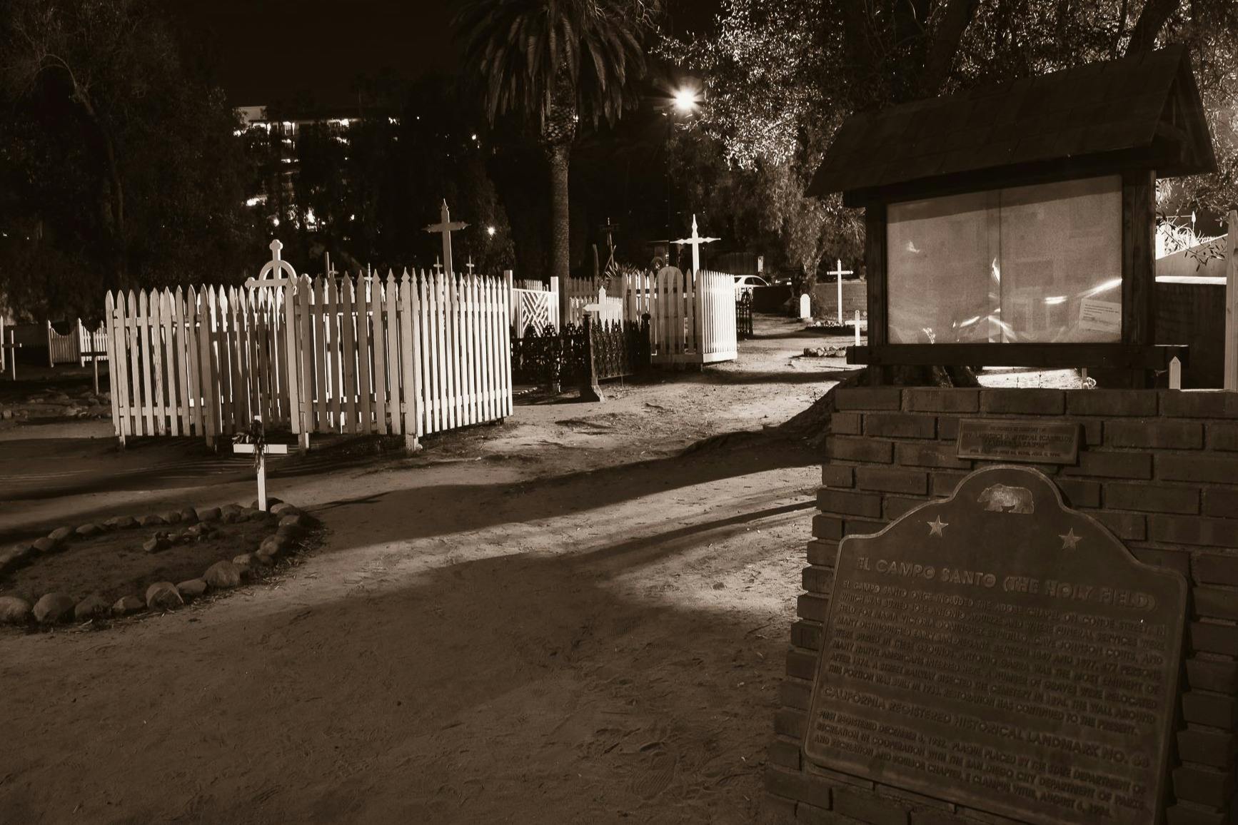 Foto nocturna esgarrifosa de El Campo Santo.
