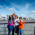 Familie geniet van een selfie van de River Explorer Cruise