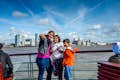 Familie geniet van een selfie van de River Explorer Cruise