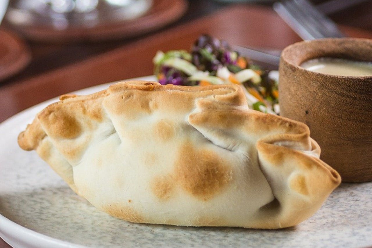 米开朗基罗的肉馅饼是金色和片状的，充满了美味的肉类和香料，是美味佳肴的完美开端