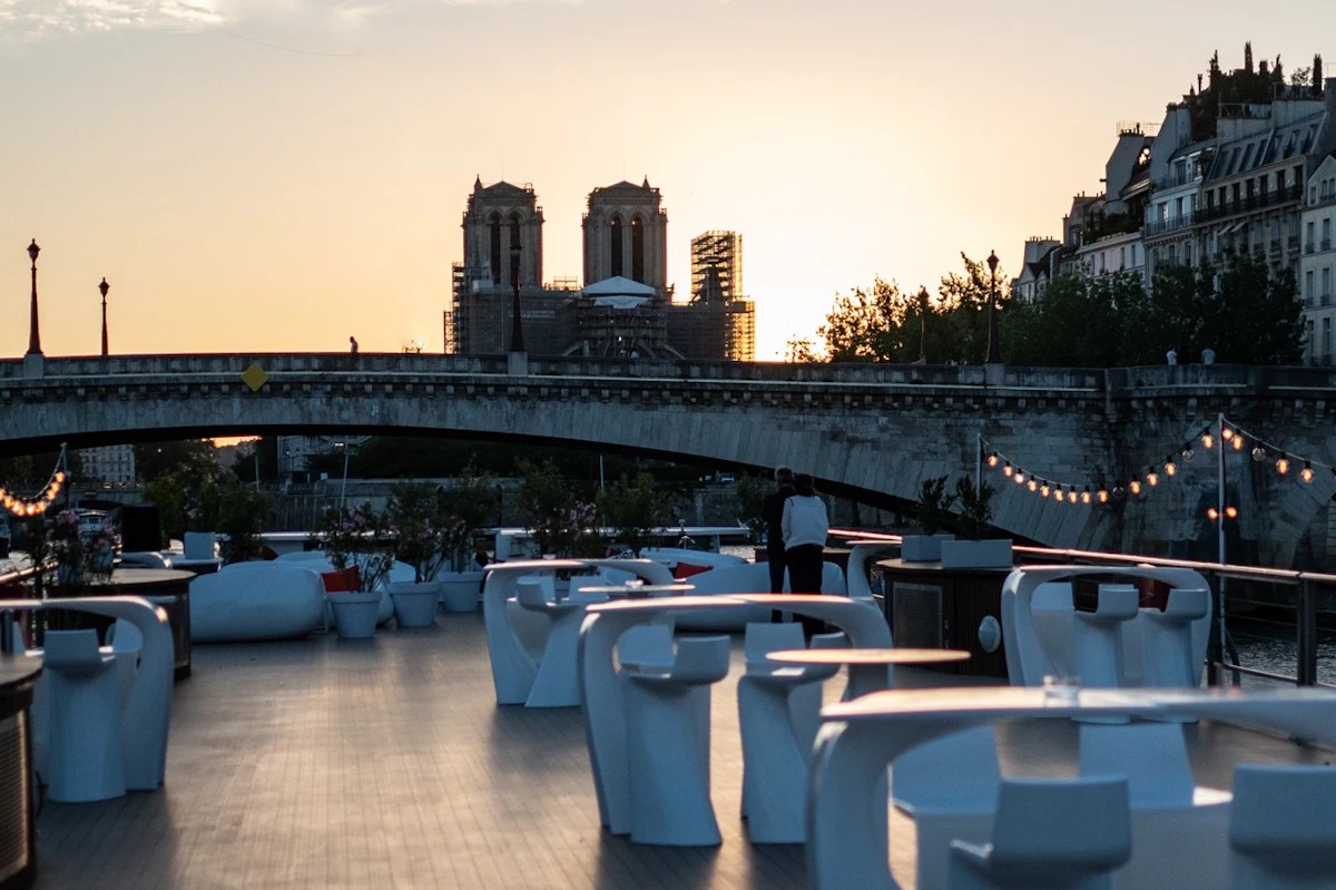 Seine River: 3-Course Dinner Cruise with Live Music by Diamant Bleu — 2
