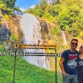 I clienti della cascata di Wachirathan