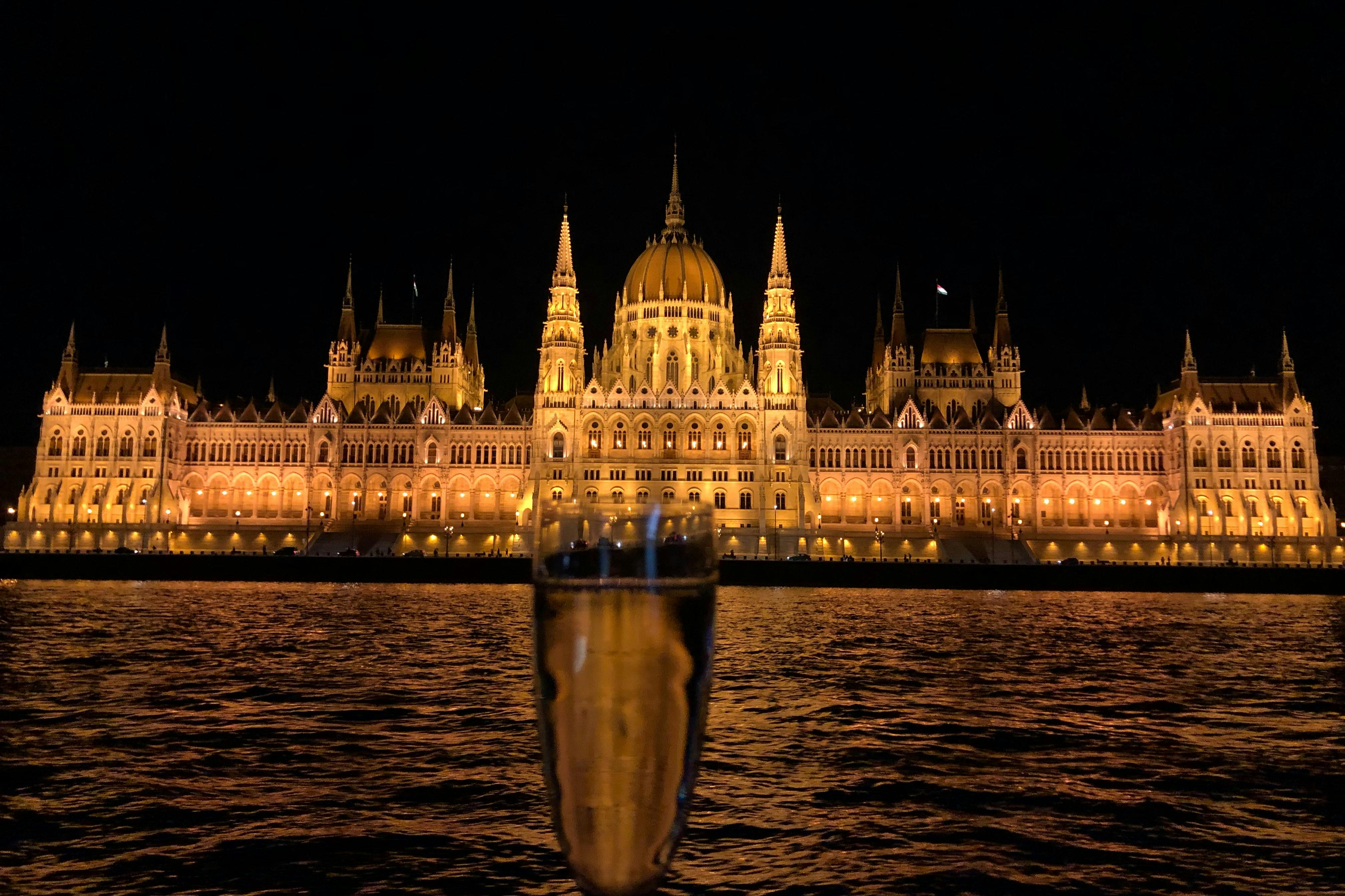 Budapest: Abendliche Bootstour auf der Donau + Audioguide + 1 Getränk — 6