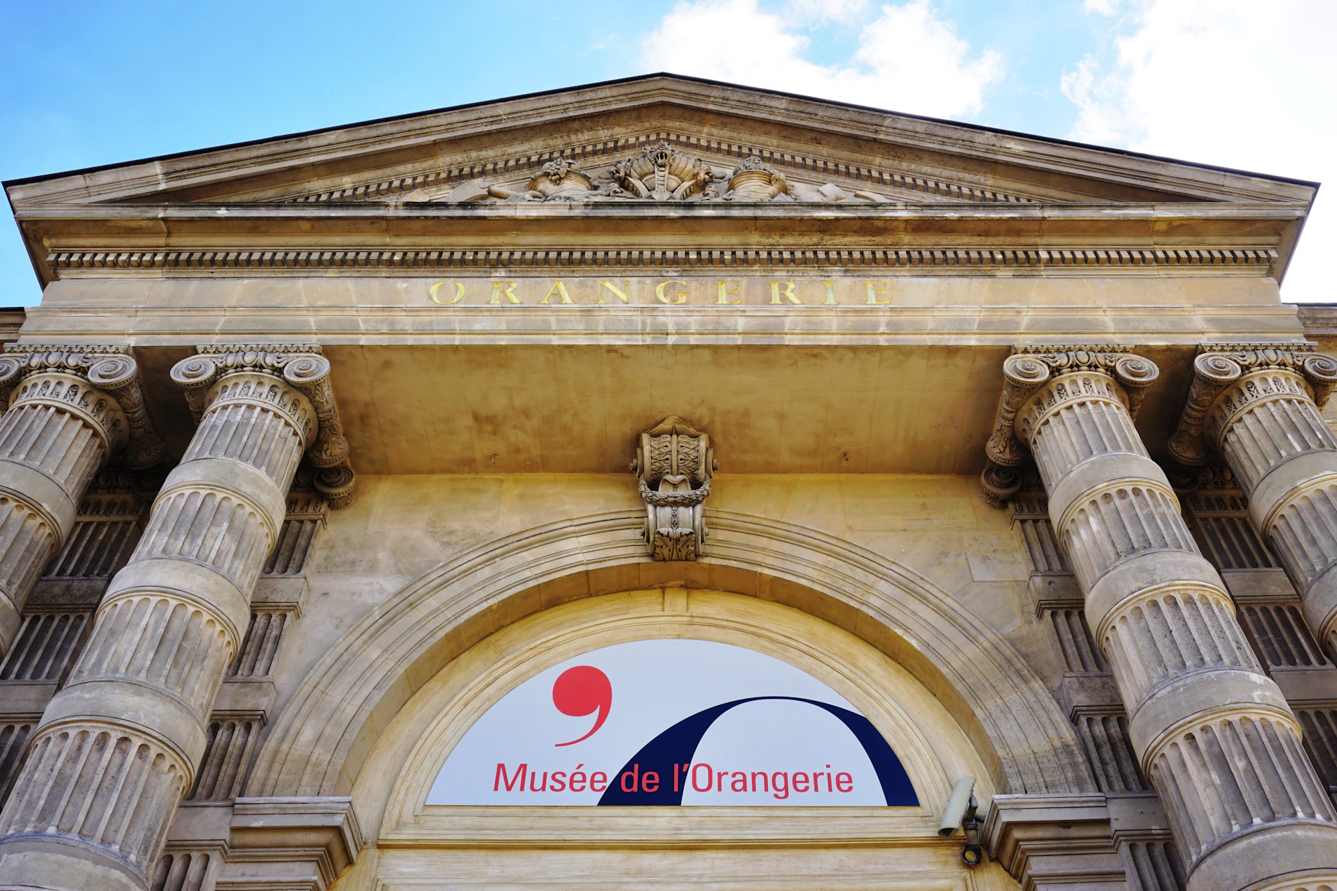 Close up view of the Musée de l'Orangerie from the ground