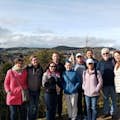 Un grupo disfrutando de su visita a Inverness