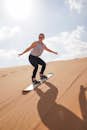 Poranne safari na pustyni: przejażdżka na wielbłądach, sandboarding i arabska kawa i randki