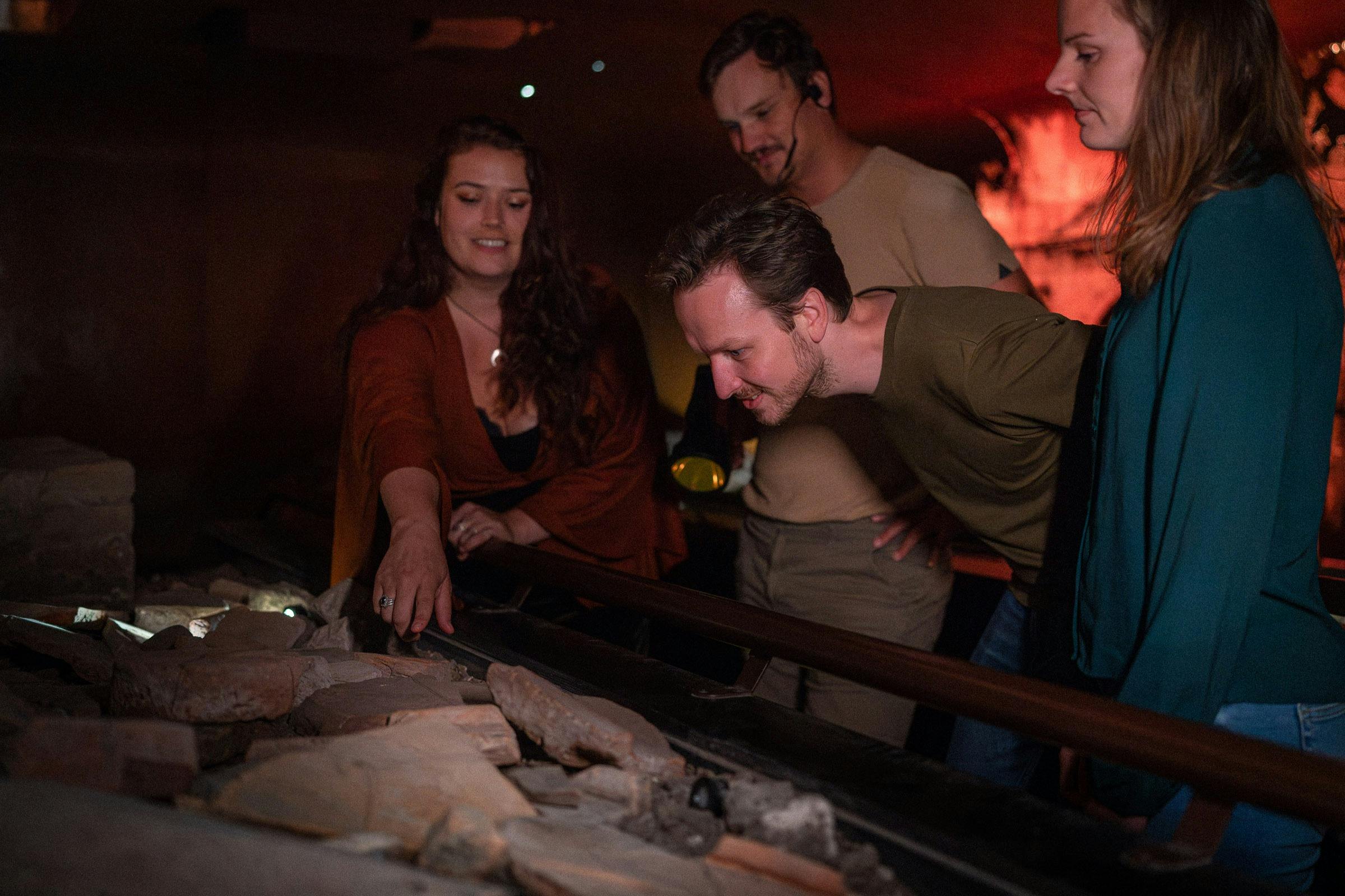 和导游一起探索