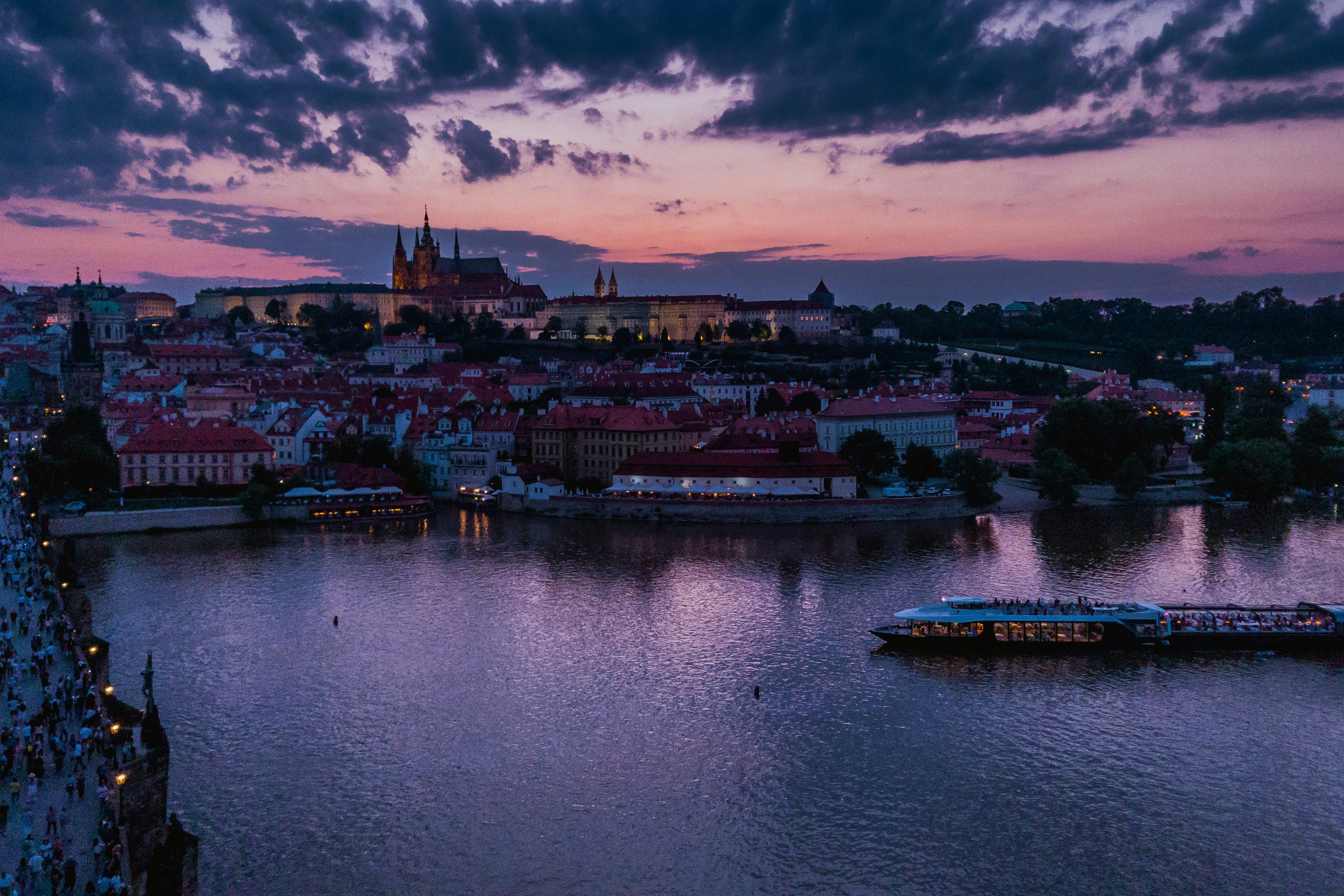 Prague: Crystal Dinner Cruise with Live Music