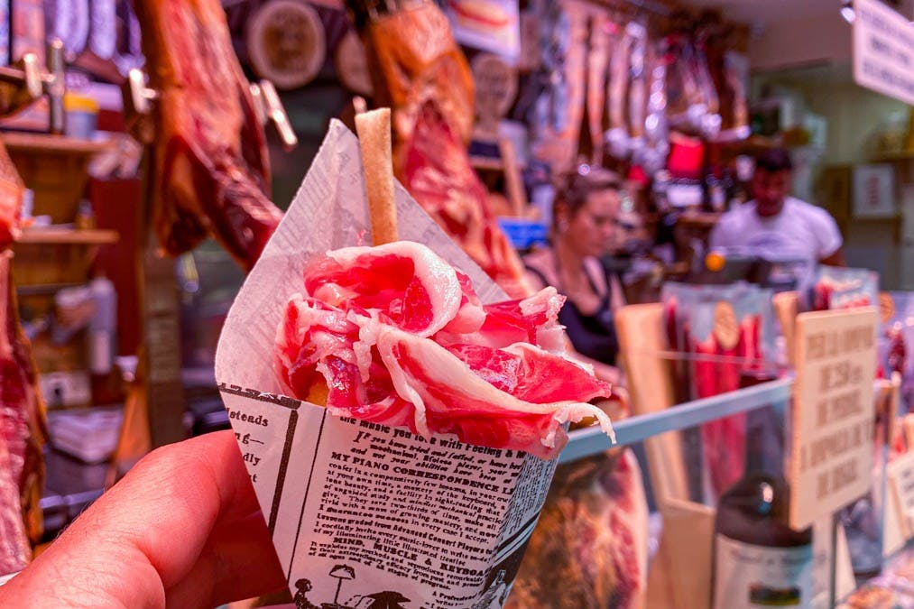 Το ιβηρικό ζαμπόν δοκιμάστηκε σε ένα από τα εστιατόρια κατά τη διάρκεια αυτής της επίσκεψης.