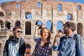 Glad turist på Colosseum