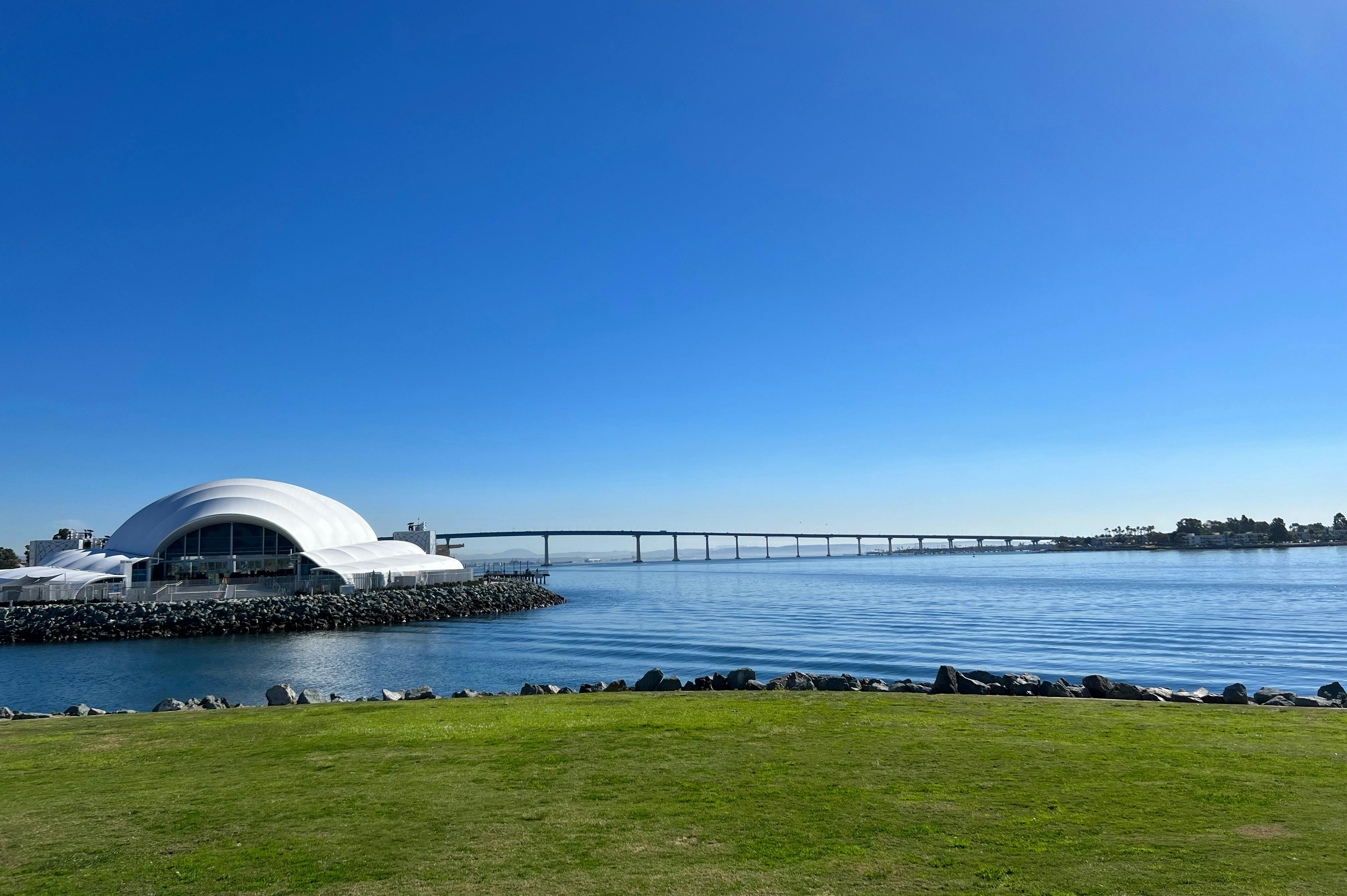 与MM Tours一起漫步，您将看到Coronado桥和The Rady Shell的景色