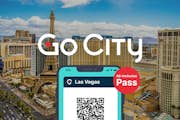 Smartphone som visar ett all-inclusive-pass för staden med en flygfoto över Las vegas-stripen i bakgrunden