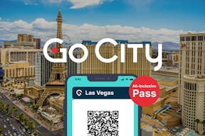 Smartphone montrant un pass go city all-inclusive avec une vue aérienne du strip de Las vegas en arrière-plan.