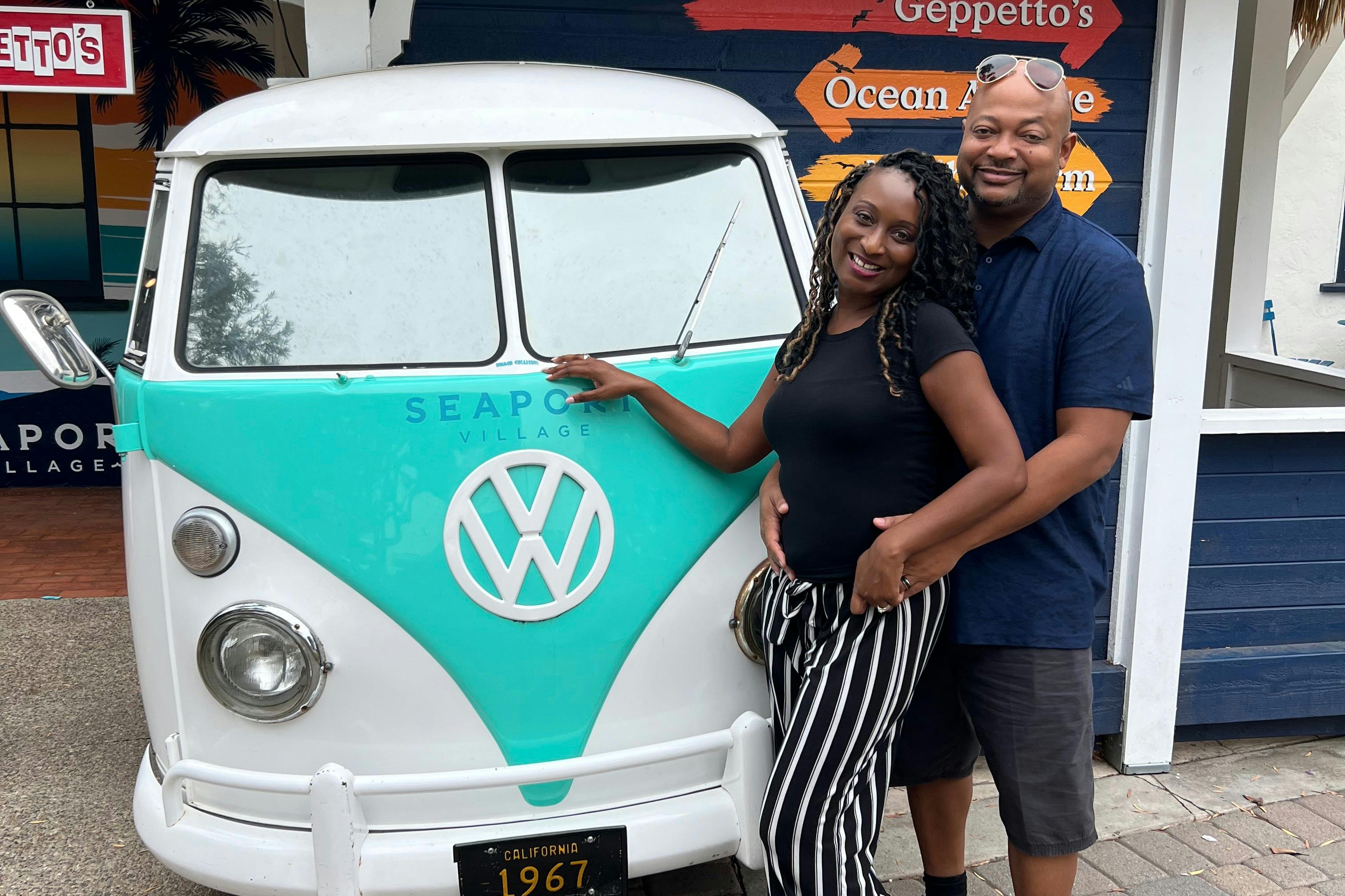 修复后的风景如画的大众巴士在我们的海滨步行美食之旅中快速摆姿势！