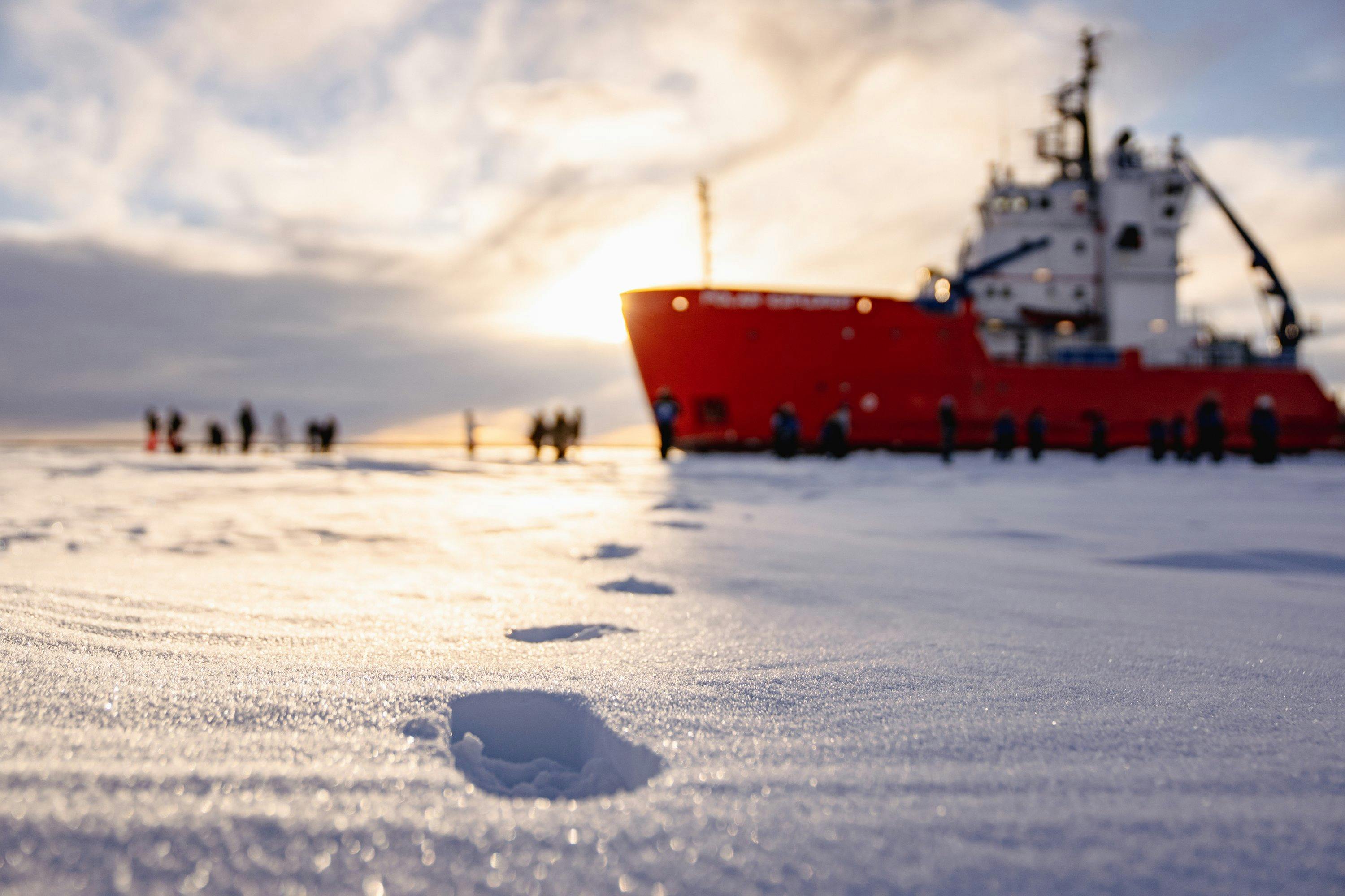Polar Explorer Icebreaker: Guided Expedition & Ice Walk + Audio Guide