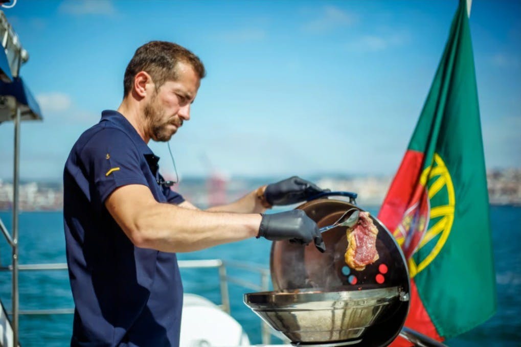 Lisbon: Boat Cruise + BBQ Lunch, Open Bar & Music