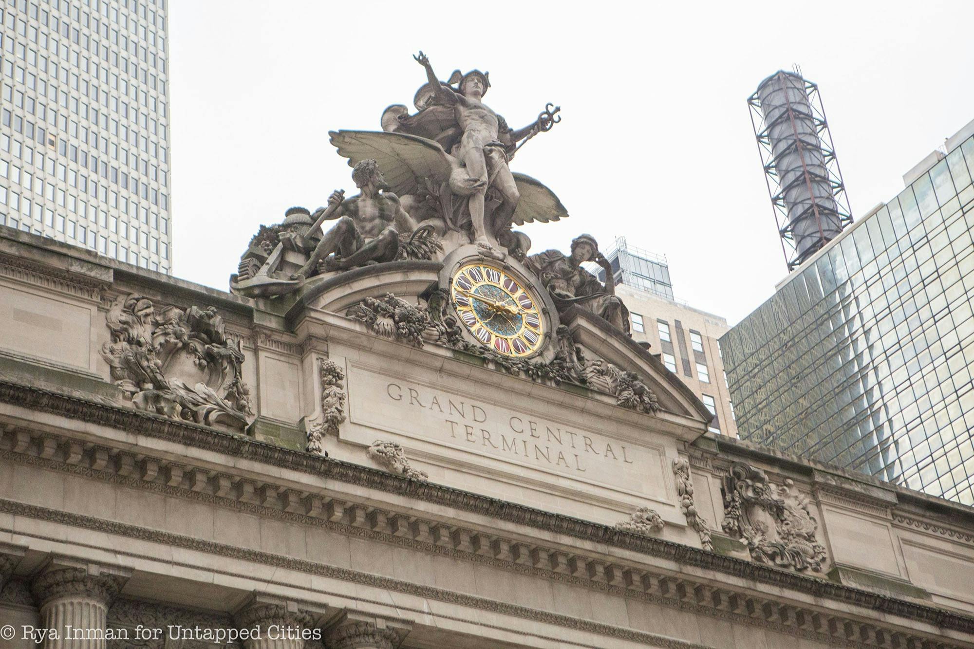 外側のファサードにある有名な時計