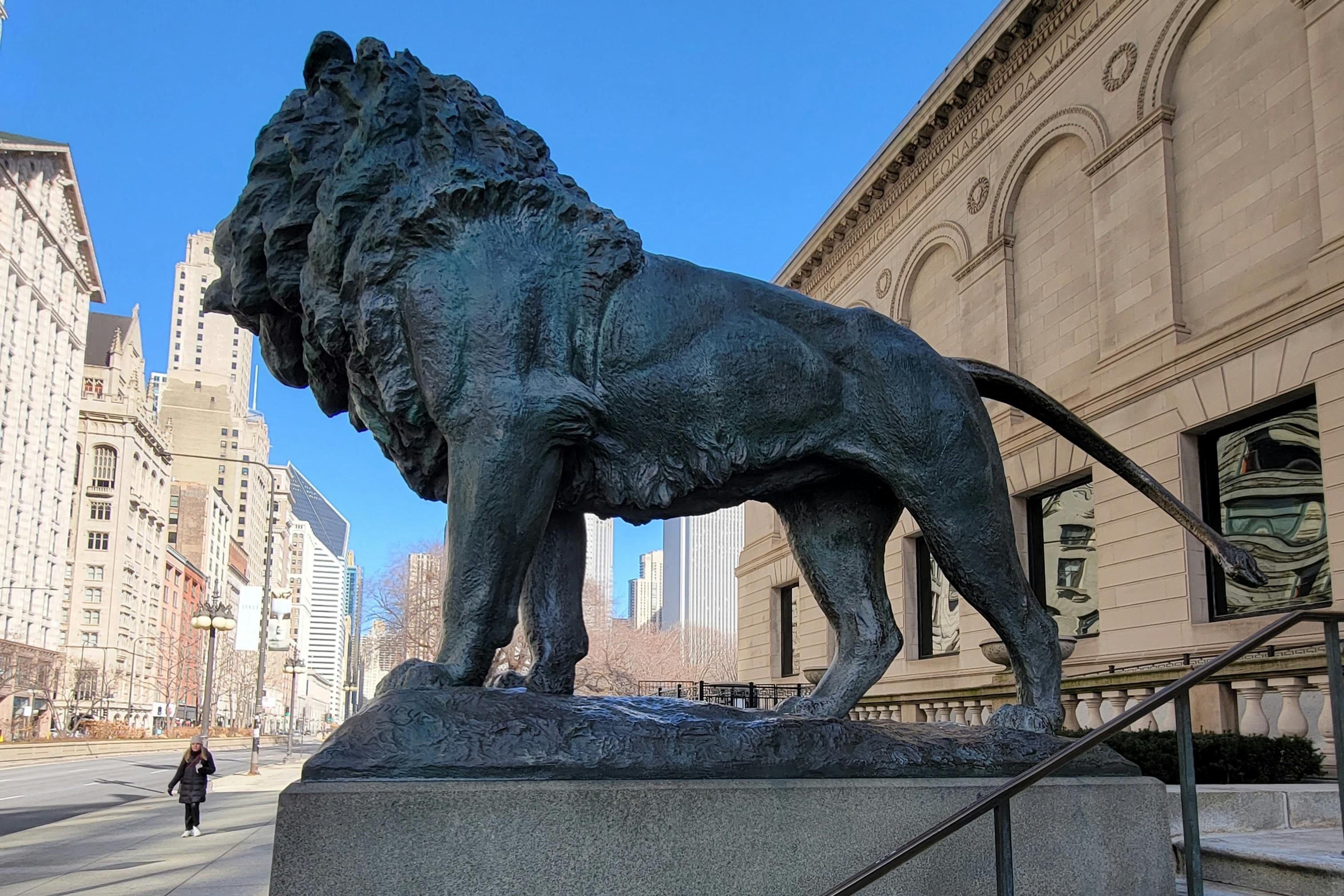 아트 인스티튜트 입구의 북사자.