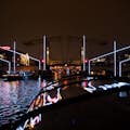アートで照らされたアムステルダムの美しい橋を見る