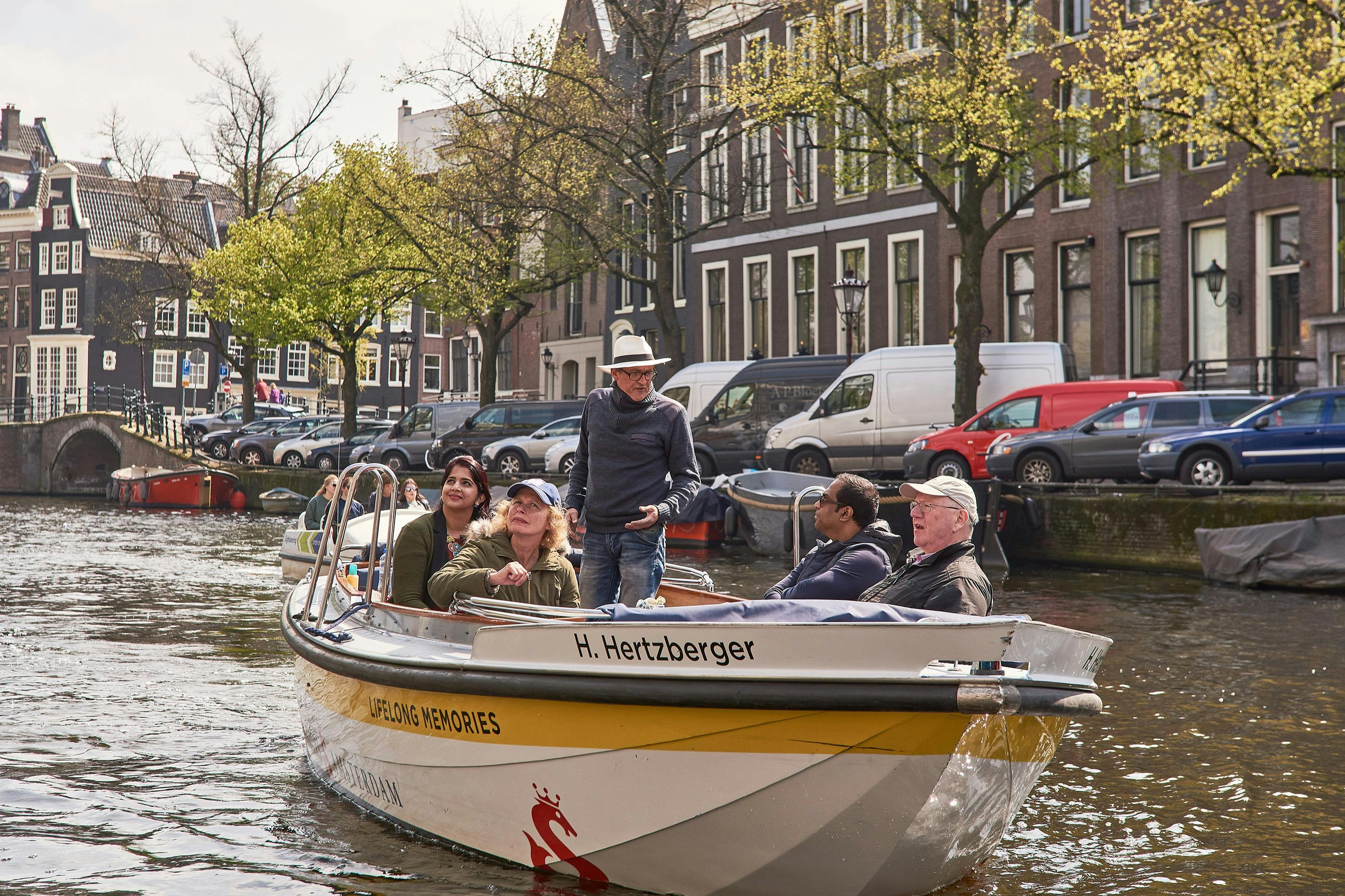 Open boot door de Amsterdamse grachten
