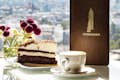 Káva a koláč s výhledem do Panoramacafé
