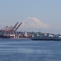 Washington State Ferry z górą Rainier i dźwigami kontenerowymi w tle