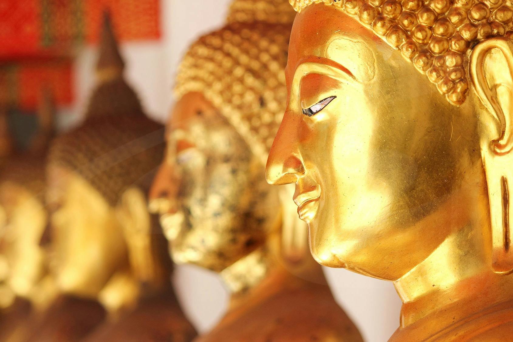 探索卧佛寺（ Wat Phra Chetuphon ）的数百座雕像。