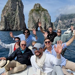 Capri: tour in barca dell'isola Nuota in acque limpide e scatta una foto davanti ai leggendari faraglioni marini