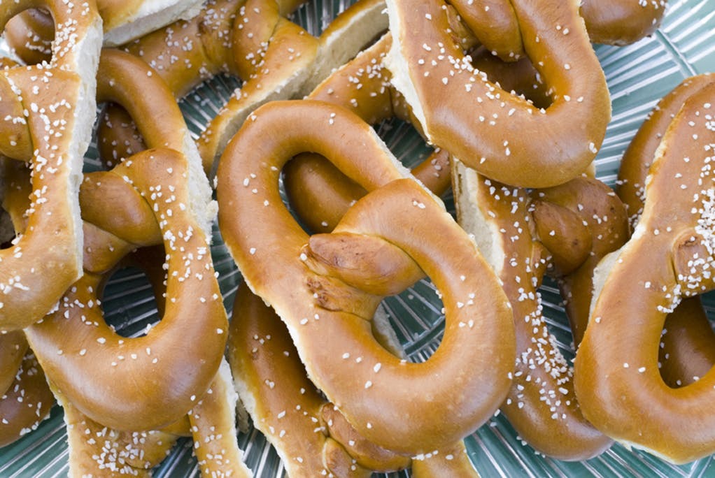 Una pila di pretzel salati su una superficie a righe bianche e blu.