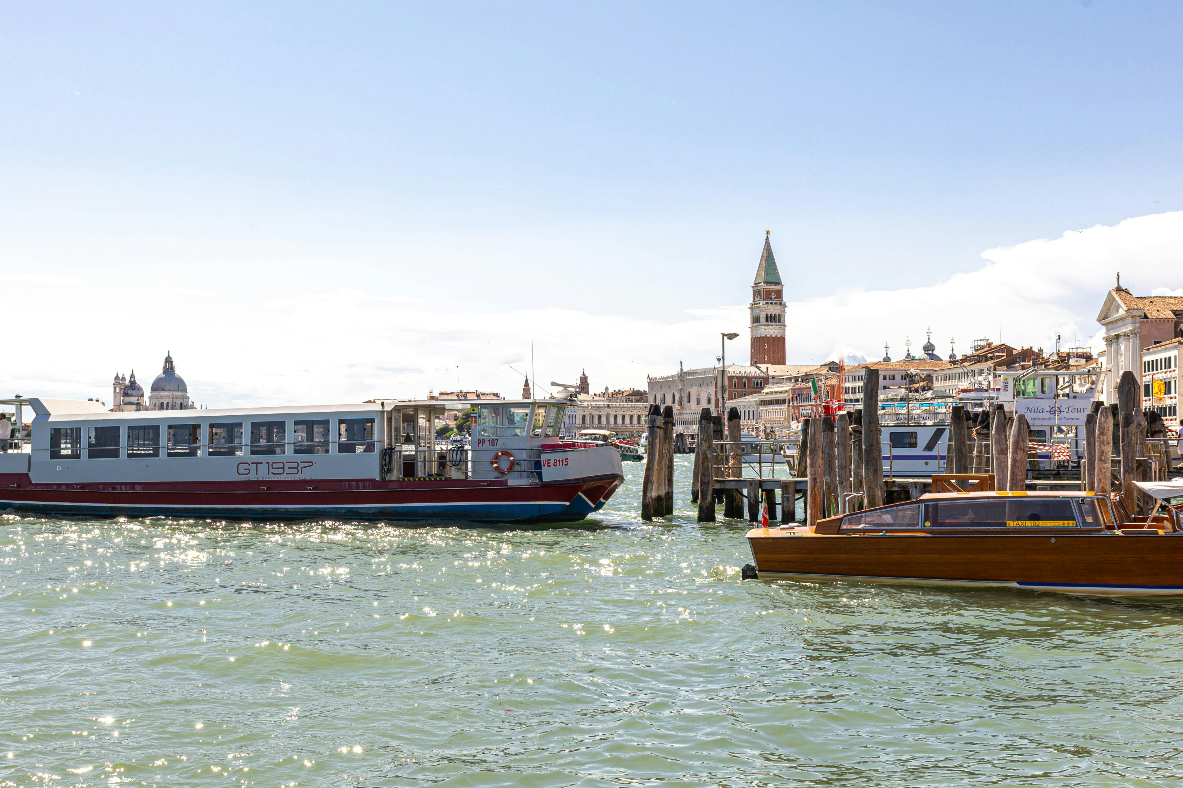 Murano e Burano: tour in barca dalla stazione ferroviaria di Santa Lucia + dimostrazione di soffiatura del vetro — 7