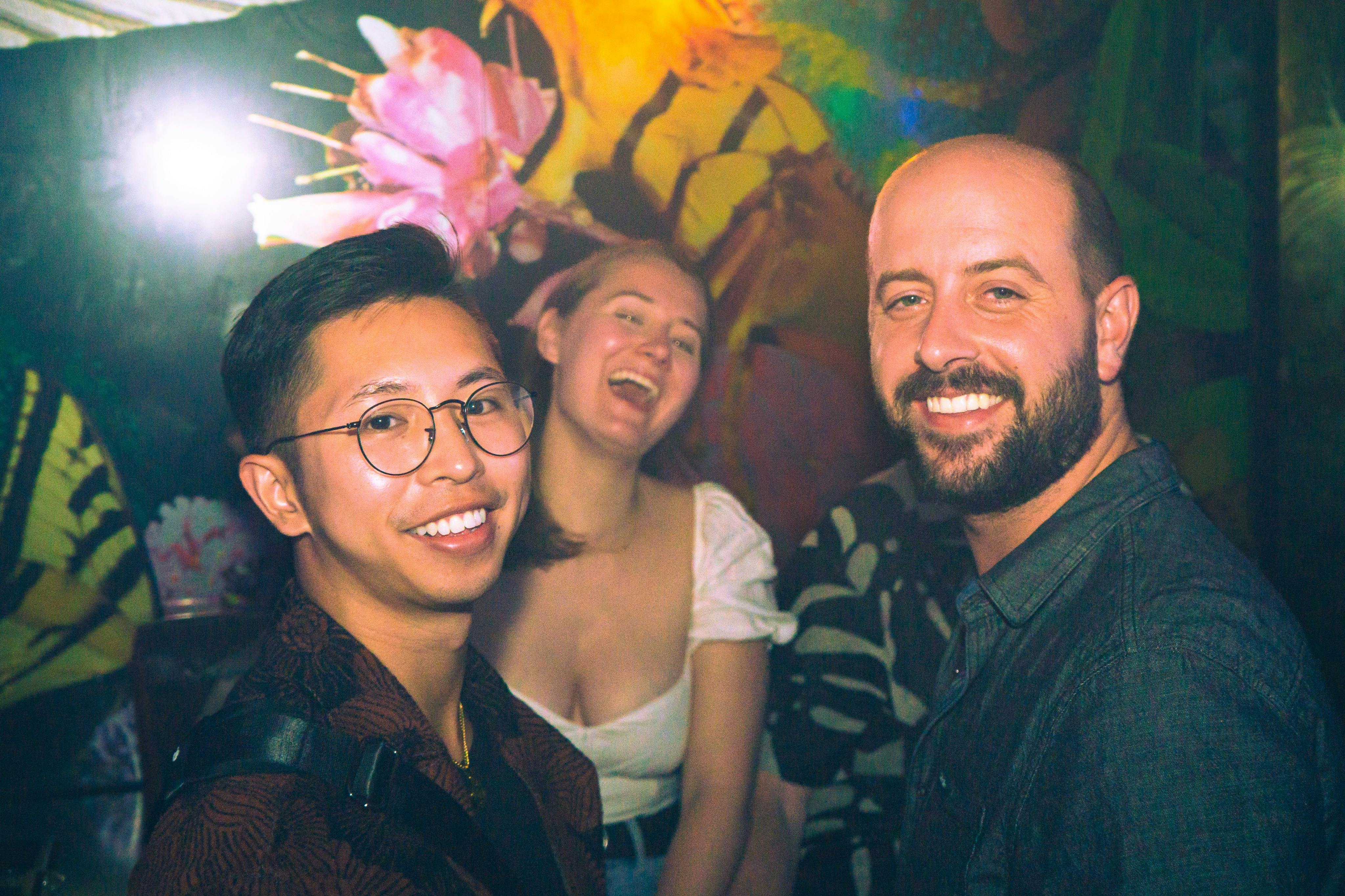 3位参与者一起欢笑的照片