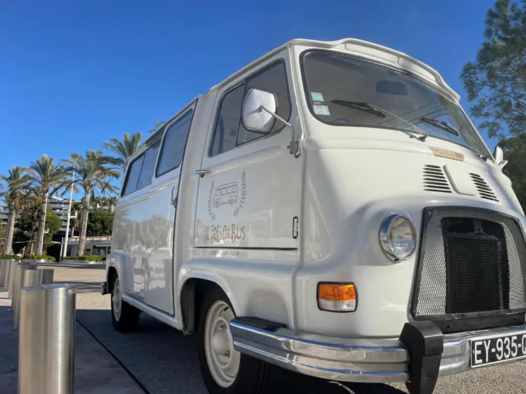 Cannes : Visite guidée d'une camionnette d'époque