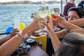 Een toast aan boord van de Sunset Yellow Cruise met onvergetelijk uitzicht op Lissabon