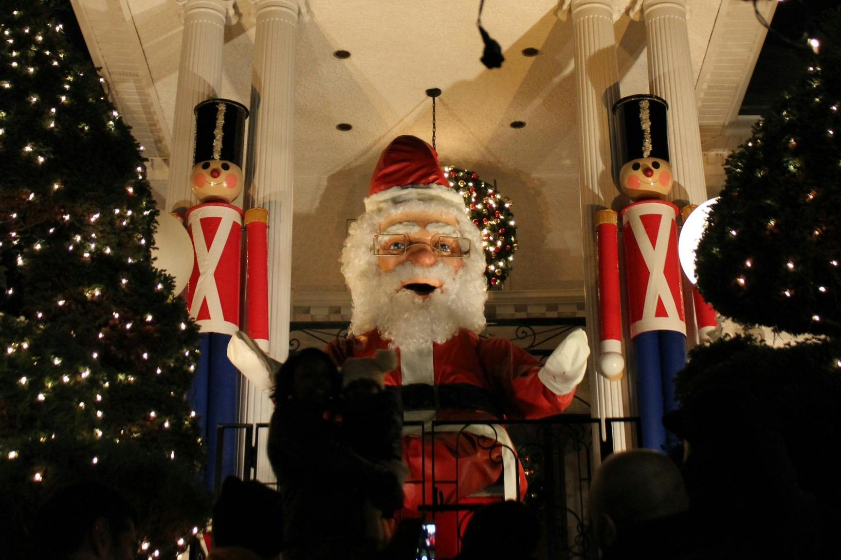 New York: Dyker Heights Christmas Lights Tour