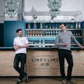 Co-fundadores Paddy & Ian em nosso bar Lind & Lime Gin Distillery