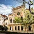 凭布拉格游客通行证免费参观西班牙犹太教堂和布拉格犹太城的其他景点。